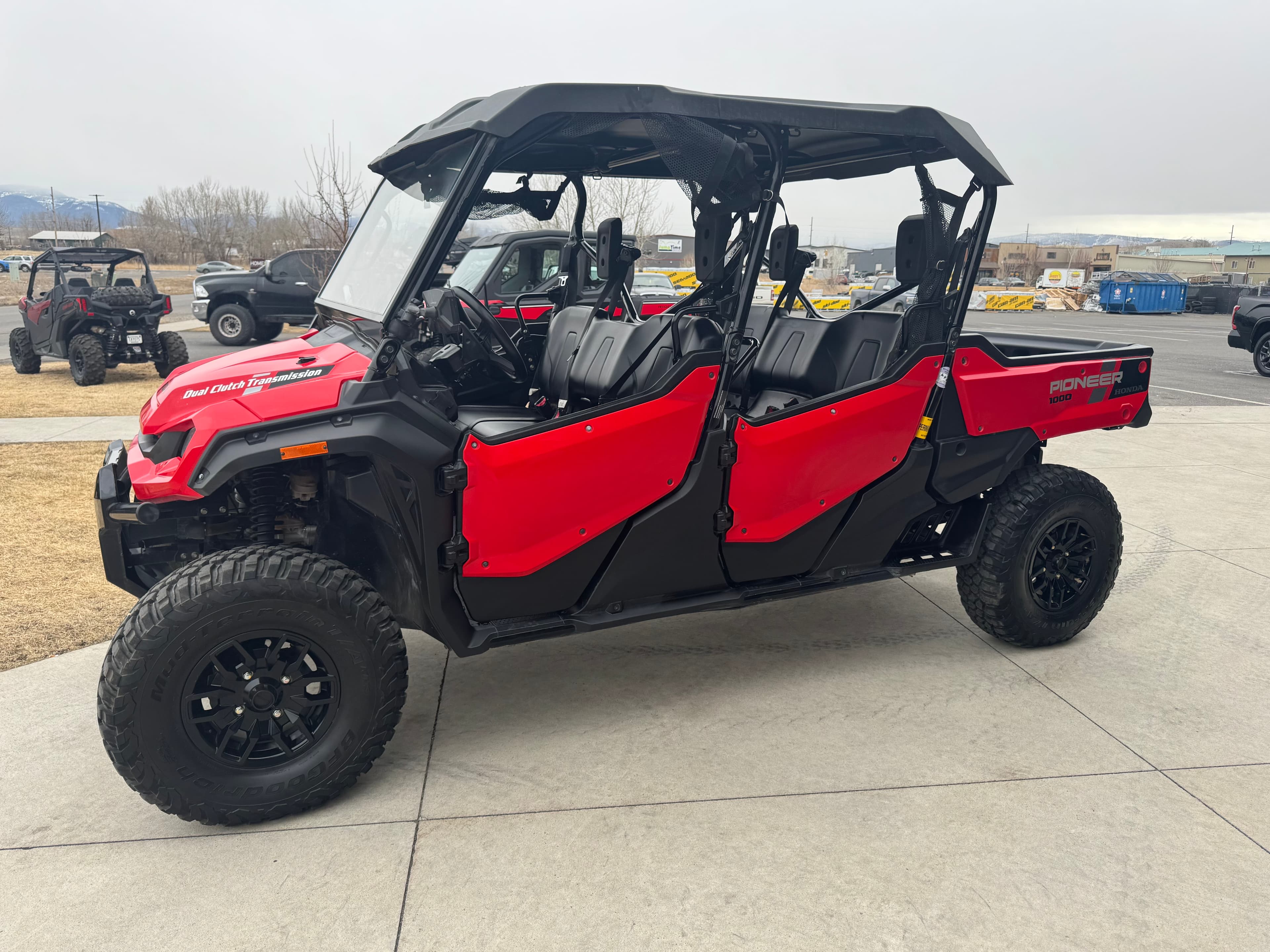 2023 Honda Pioneer 1000-6 Deluxe Crew - media 1