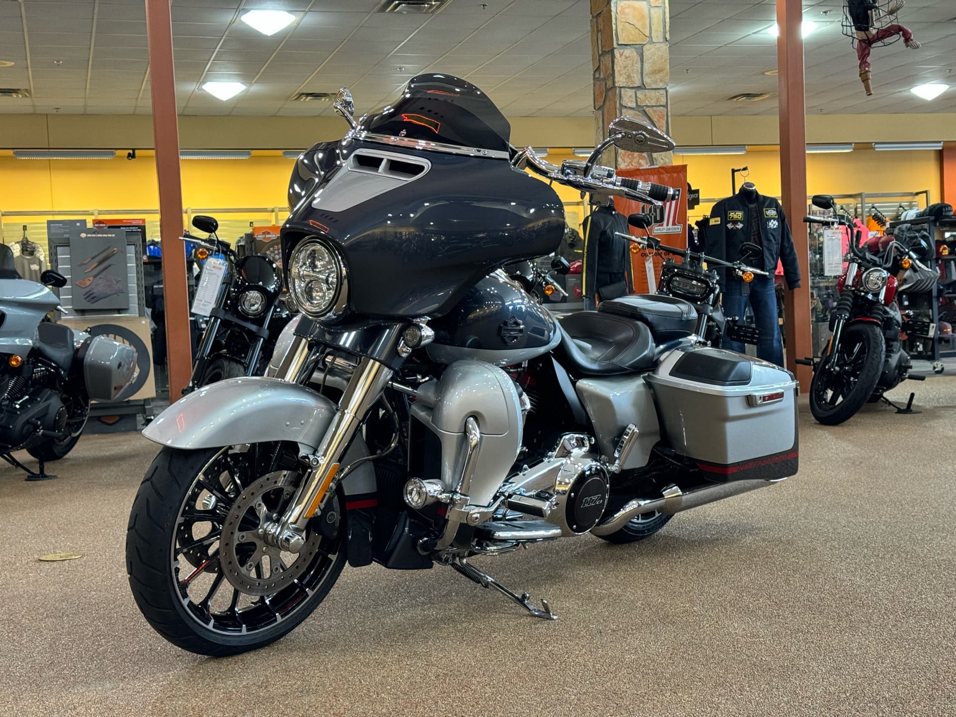 2019 Harley-Davidson CVO™ Street Glide® - media 14