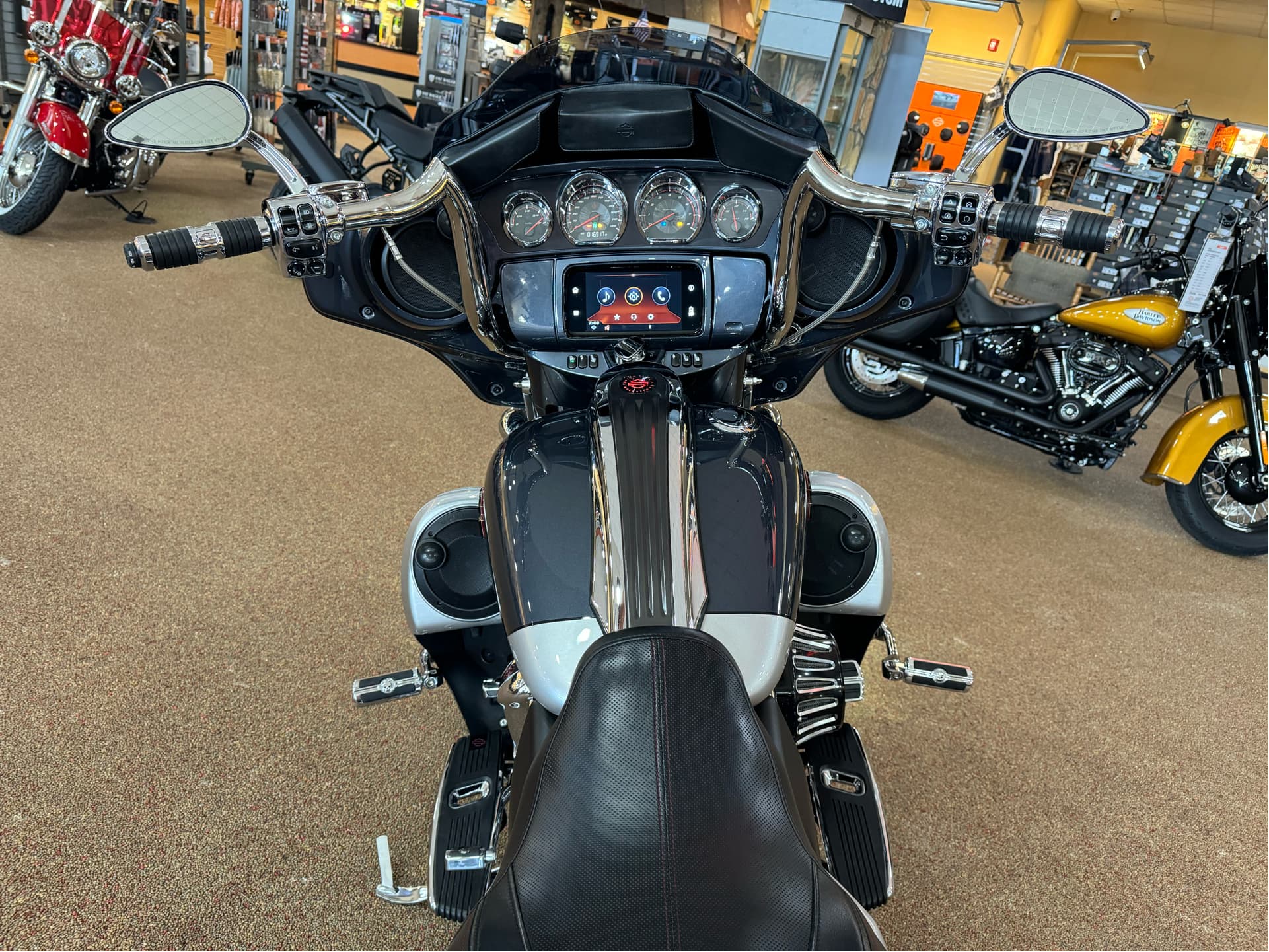 2019 Harley-Davidson CVO™ Street Glide® - media 16