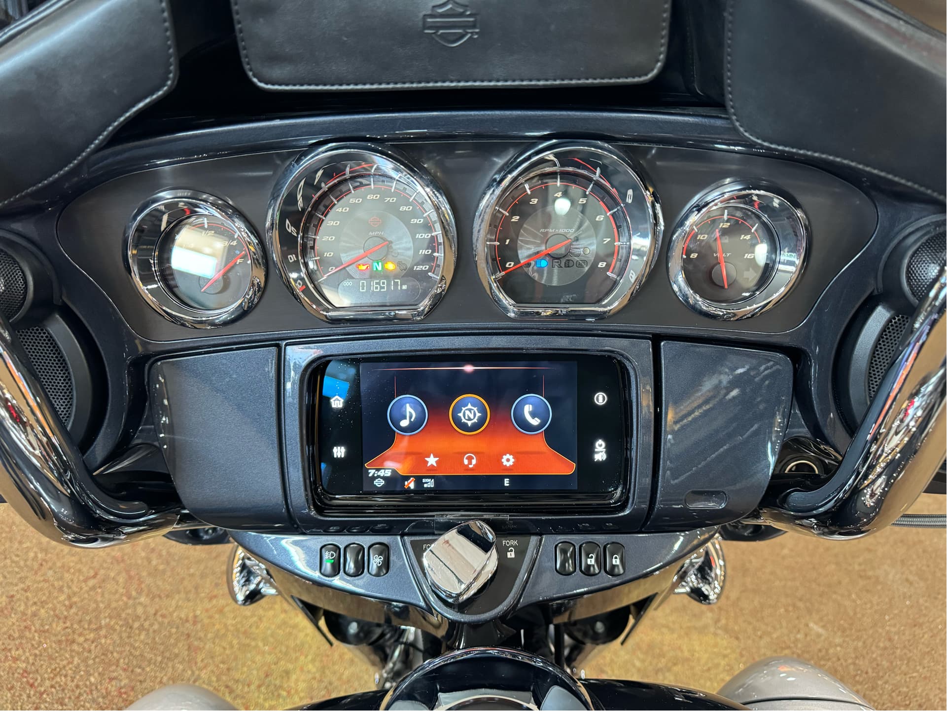 2019 Harley-Davidson CVO™ Street Glide® - media 17