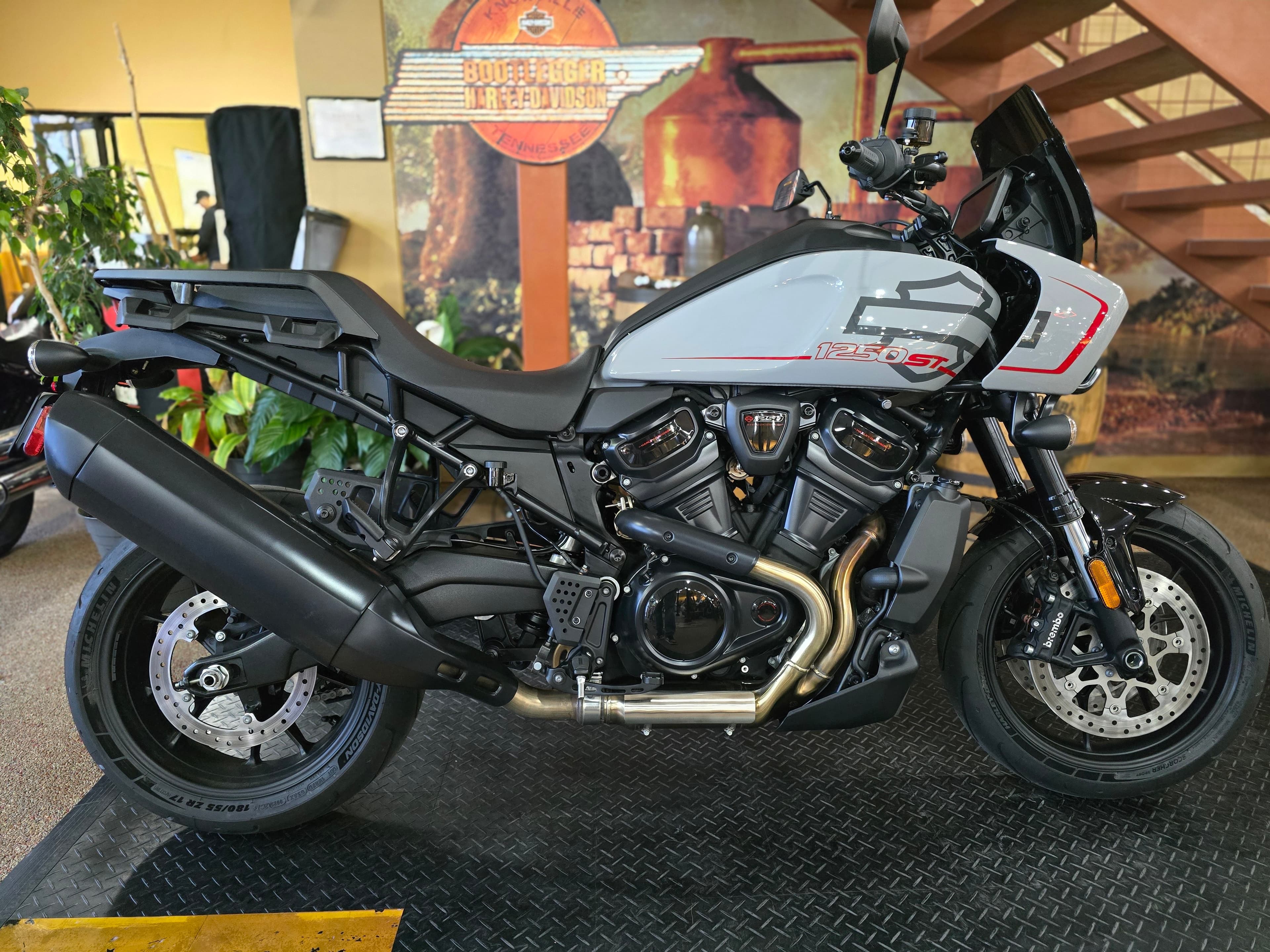 2025 Harley-Davidson Pan America® 1250 ST - media 2